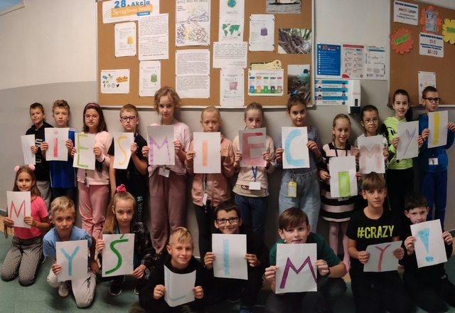 Klasa 4d po zajęciach pod hasłem tegorocznej Akcji Sprzątania świata: „Myślę, więc nie śmiecę”.